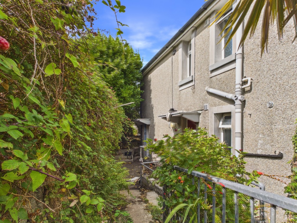 Lot: 167 - LEASEHOLD FIRST FLOOR TWO-BEDROOM FLAT WITH GARDEN - Side elevation and access